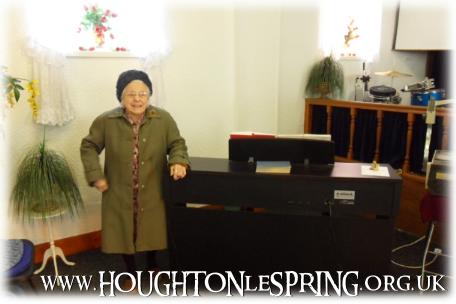 81 year old Audrey Lindley, organist at the Eschol Church since 1949